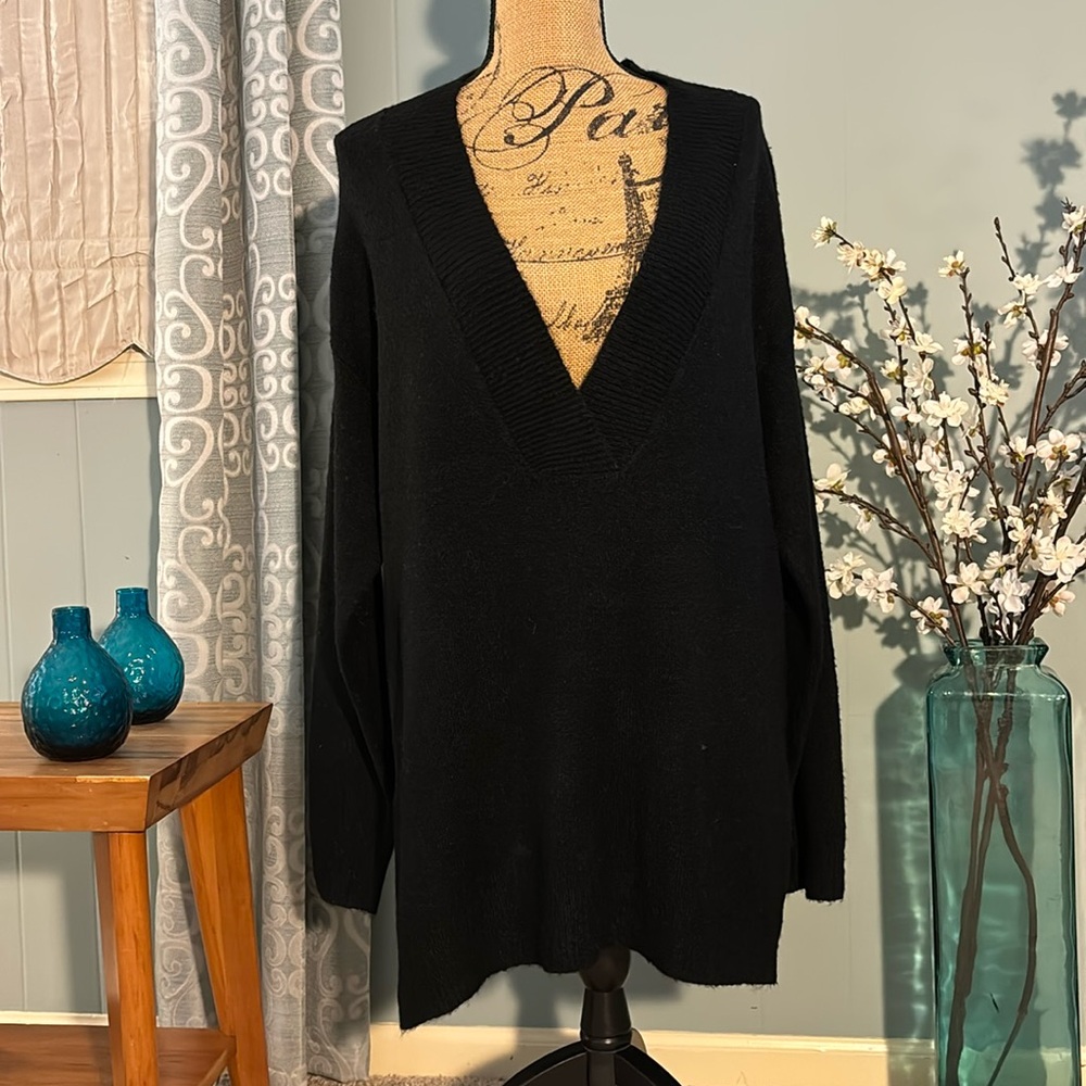 NWT RDI Black Deep V-Neck Tunic Sweater